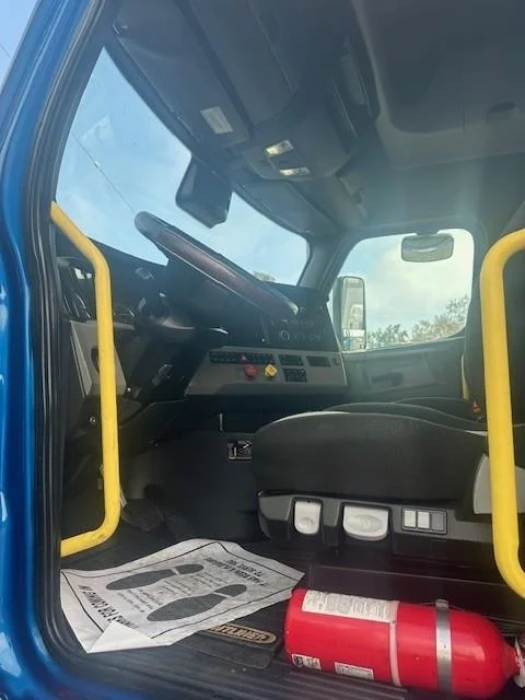 2022 Freightliner Cascadia - image 2