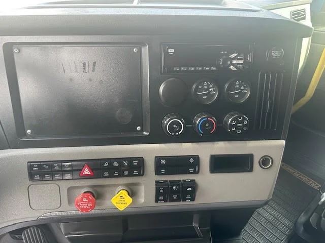 2022 Freightliner Cascadia - image 6