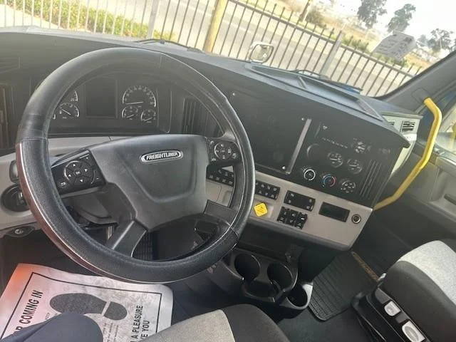 2022 Freightliner Cascadia - image 4