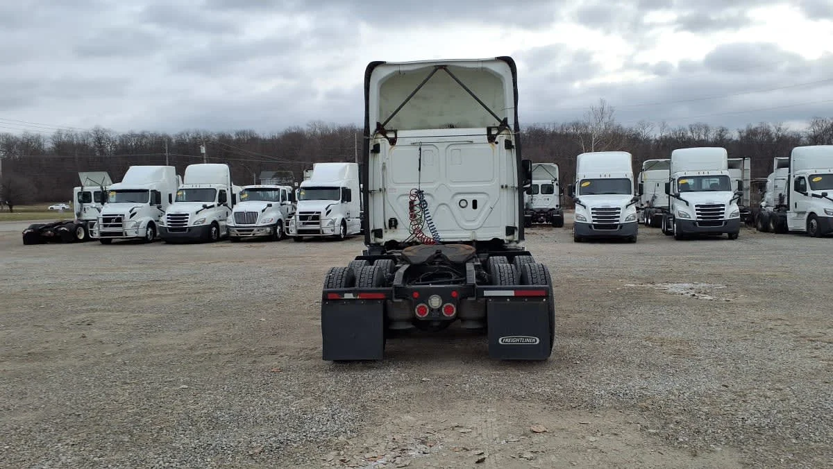 2019 Freightliner Cascadia - image 5