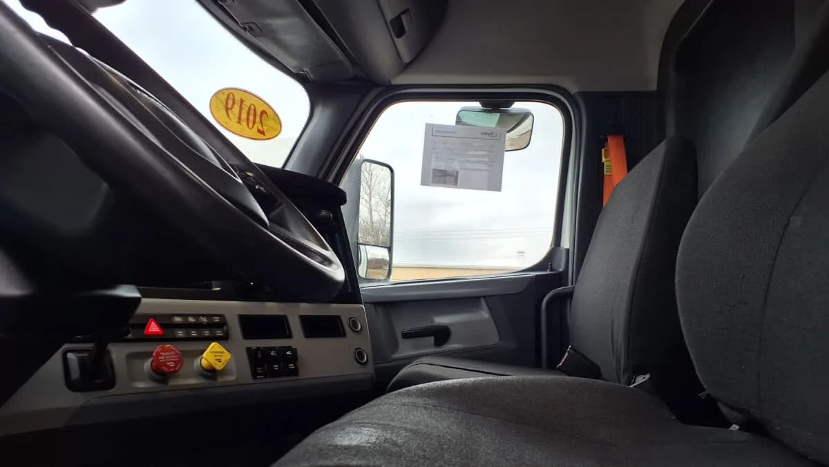 2019 Freightliner Cascadia - image 7