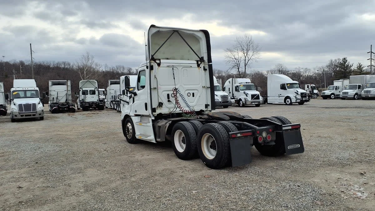 2019 Freightliner Cascadia - image 6