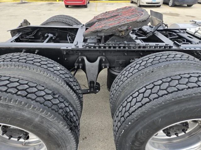 2022 International LT - image 19