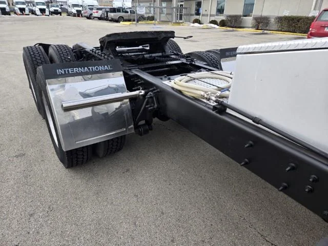 2022 International LT - image 15