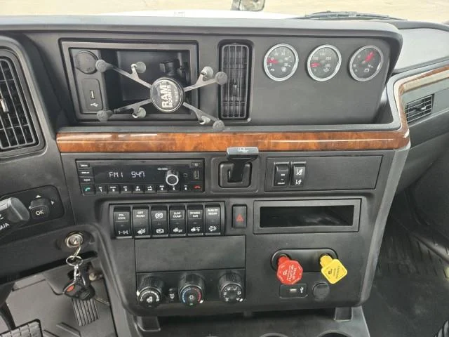 2022 International LT - image 9