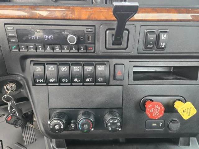 2022 International LT - image 10