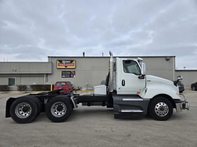 2022 International LT - image 5