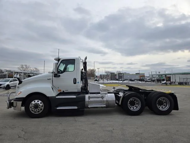 2022 International LT - image 7