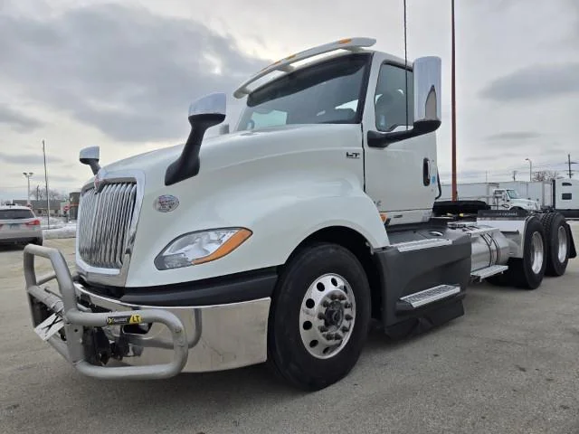 2022 International LT - image 2