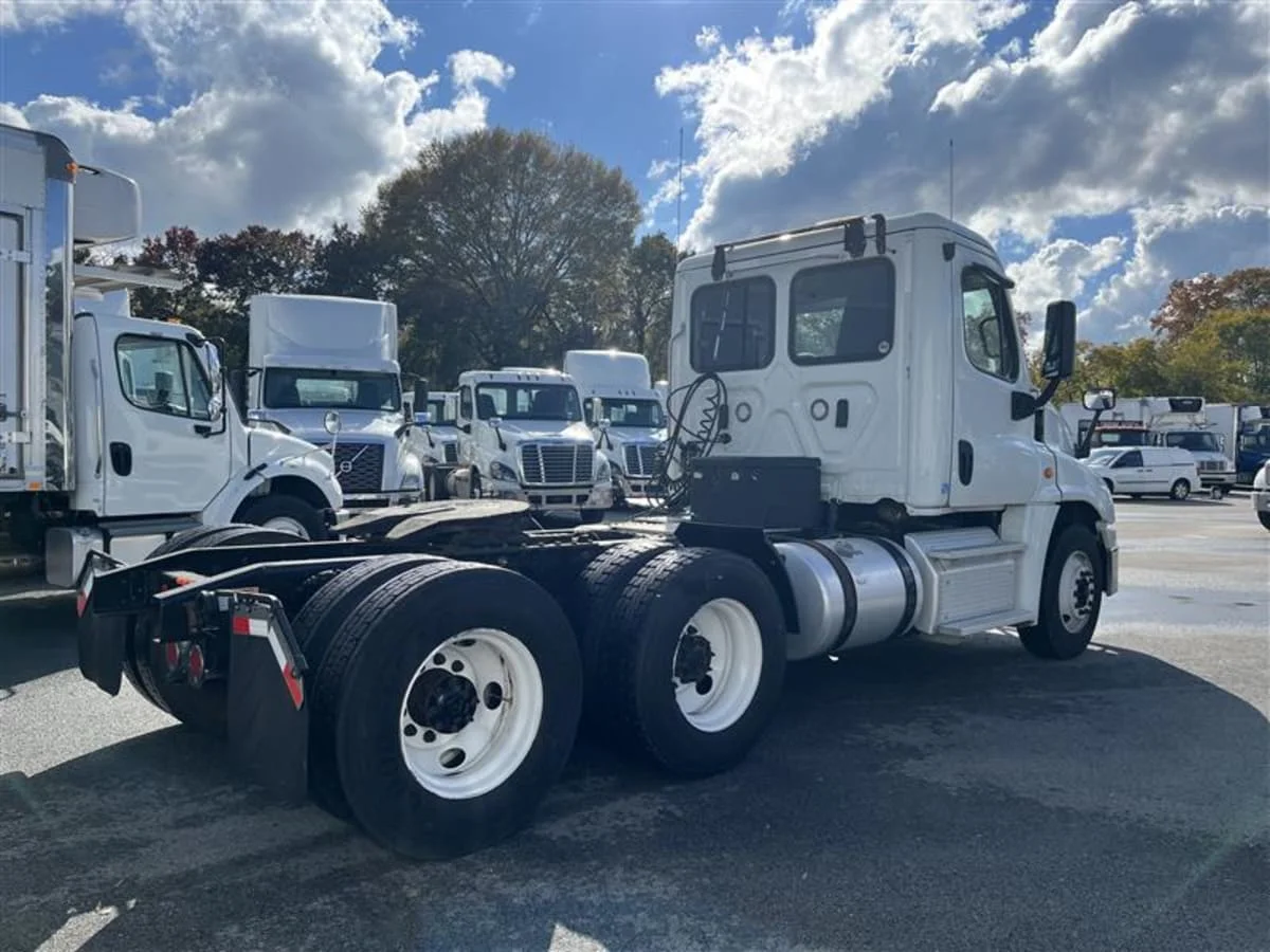 2019 Freightliner Cascadia - image 4