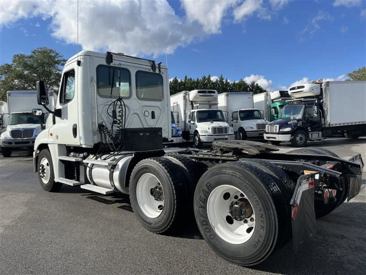 2019 Freightliner Cascadia - image 6