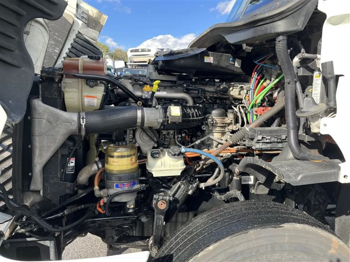 2019 Freightliner Cascadia - image 8