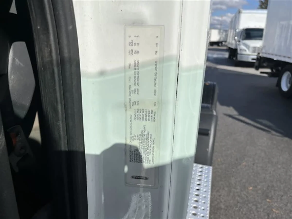 2019 Freightliner Cascadia - image 10