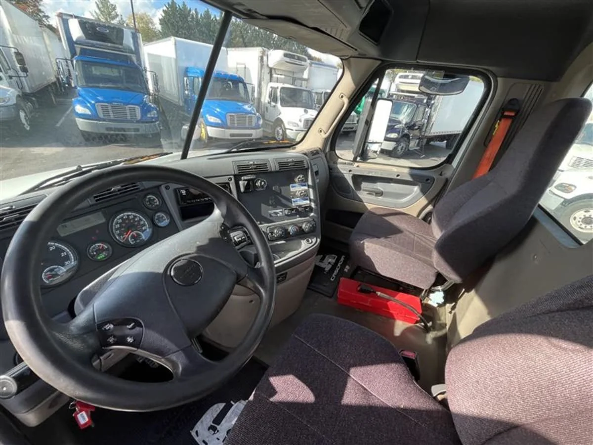 2019 Freightliner Cascadia - image 7