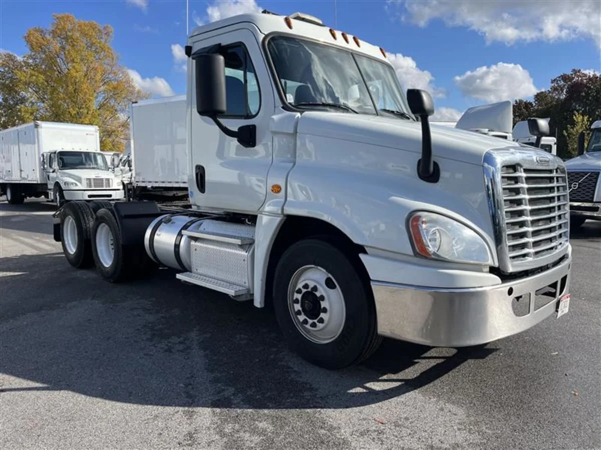2019 Freightliner Cascadia - image 3