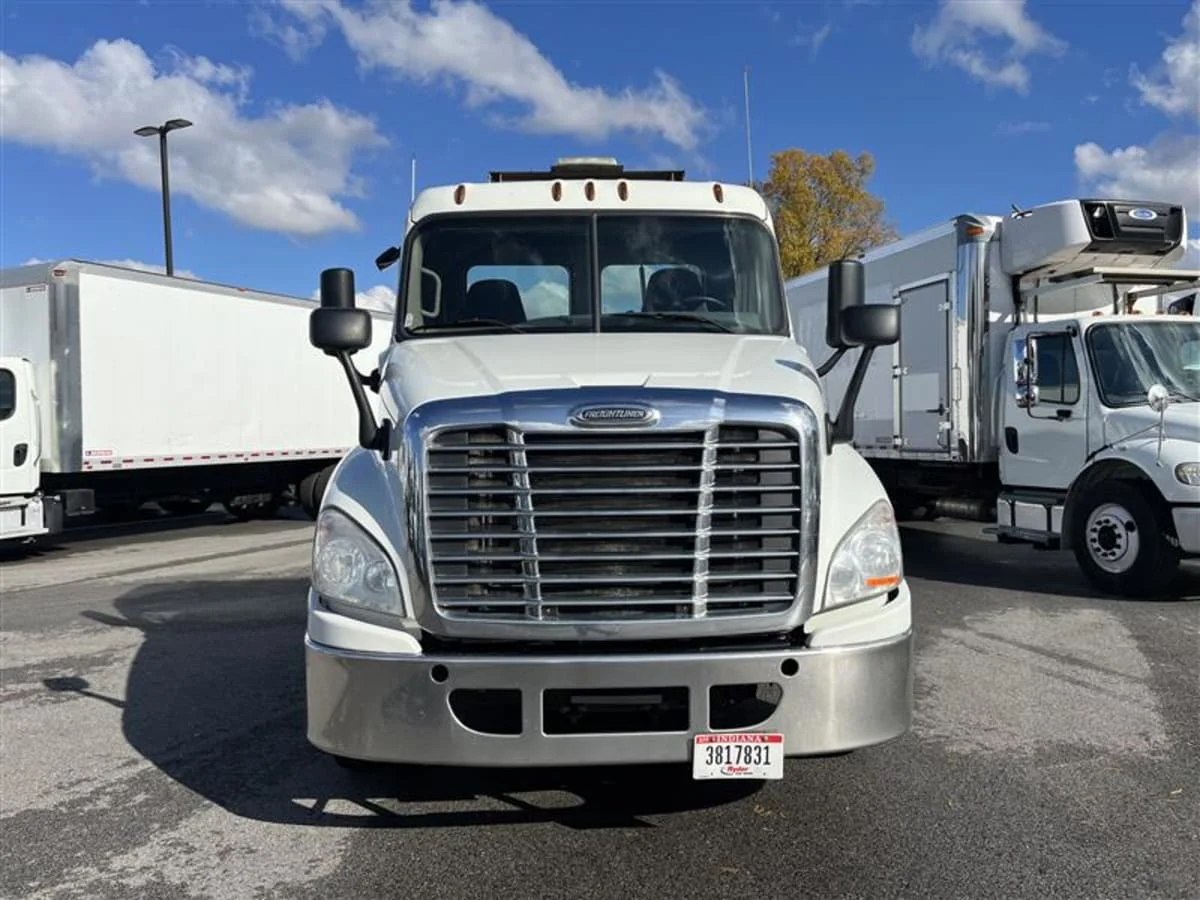 2019 Freightliner Cascadia in Beltsville, MD — photo 2