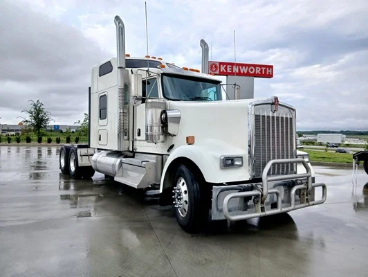 2023 Kenworth W900