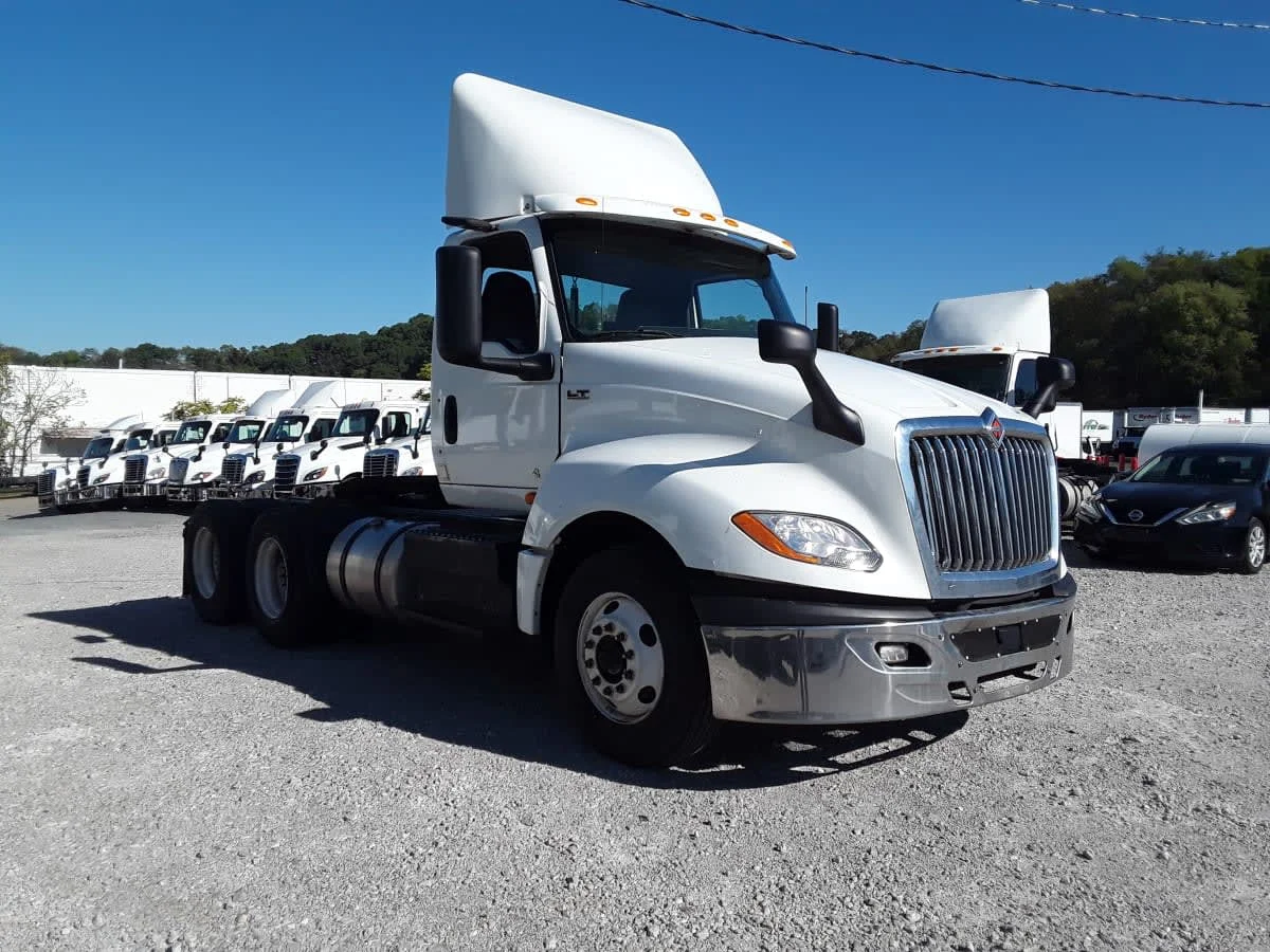 2019 International LT - image 3