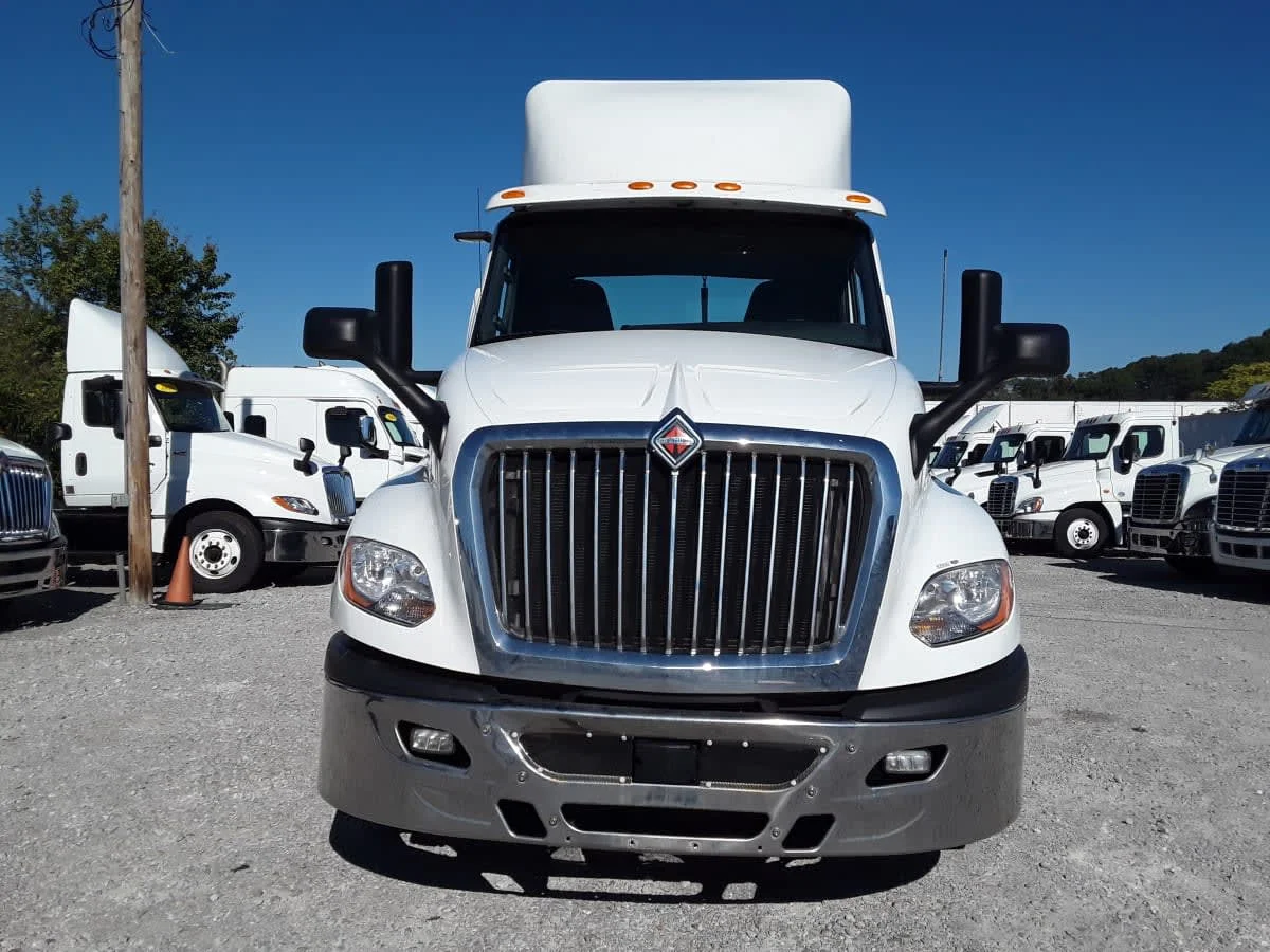 2019 International LT - image 2