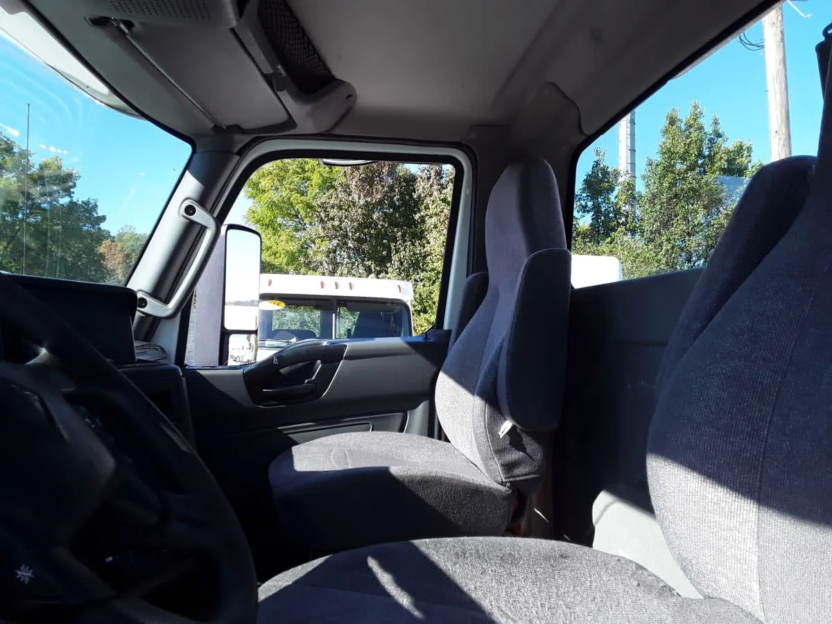 2019 International LT - image 7