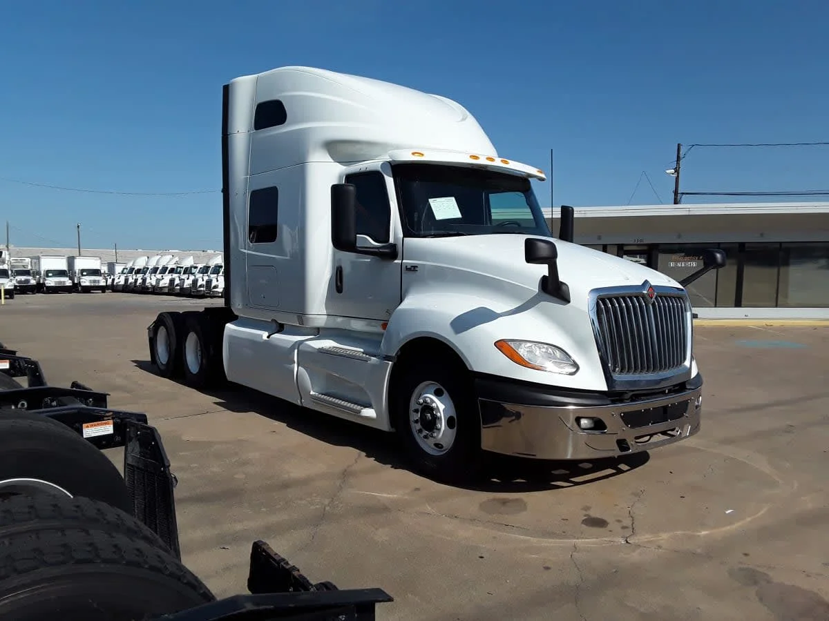 2019 International LT - image 3