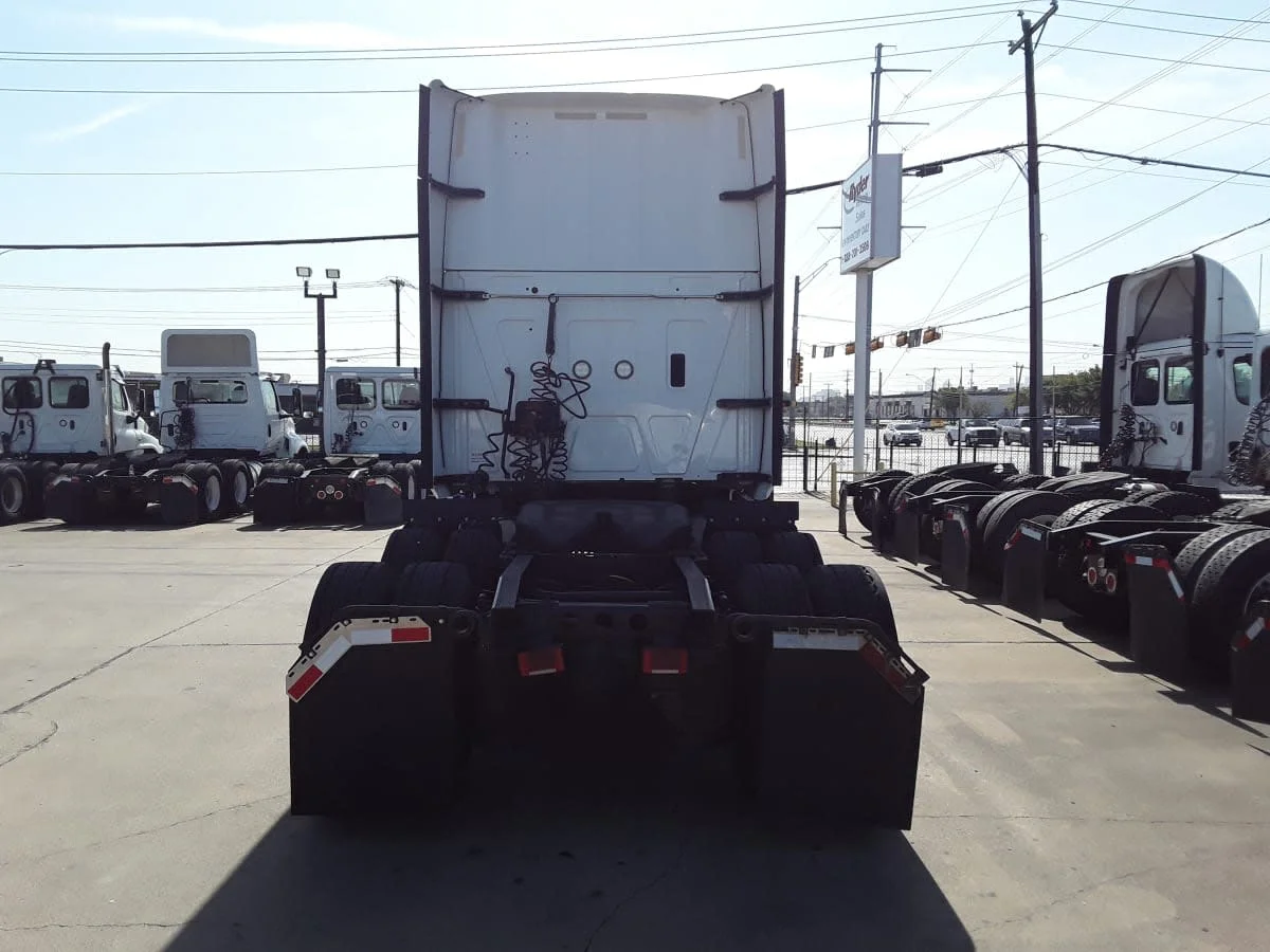 2019 International LT - image 5