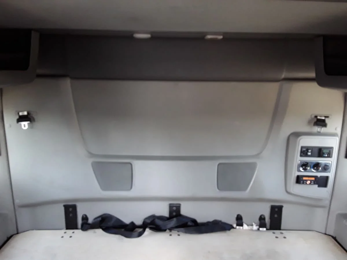 2019 International LT - image 8