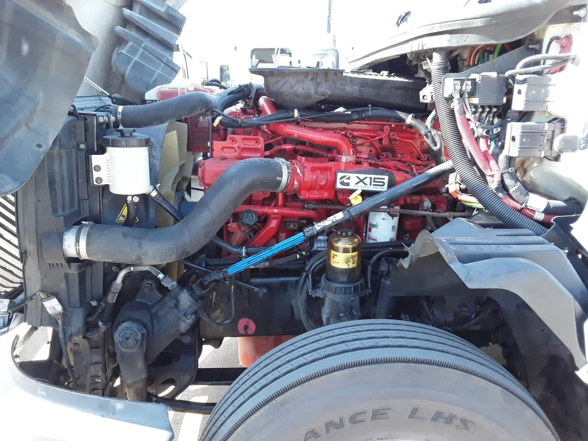 2019 International LT - image 9