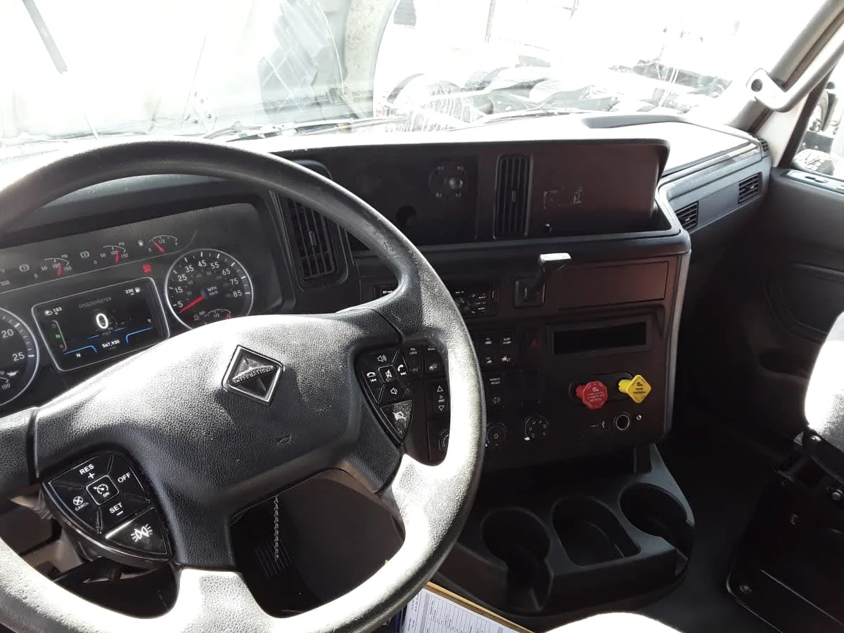 2019 International LT - image 7