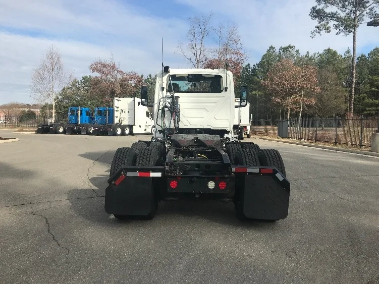 2019 International LT - image 6