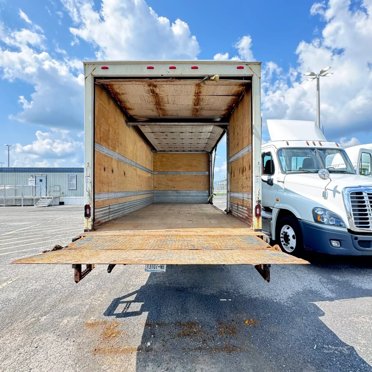 2016 Isuzu NRR - image 11