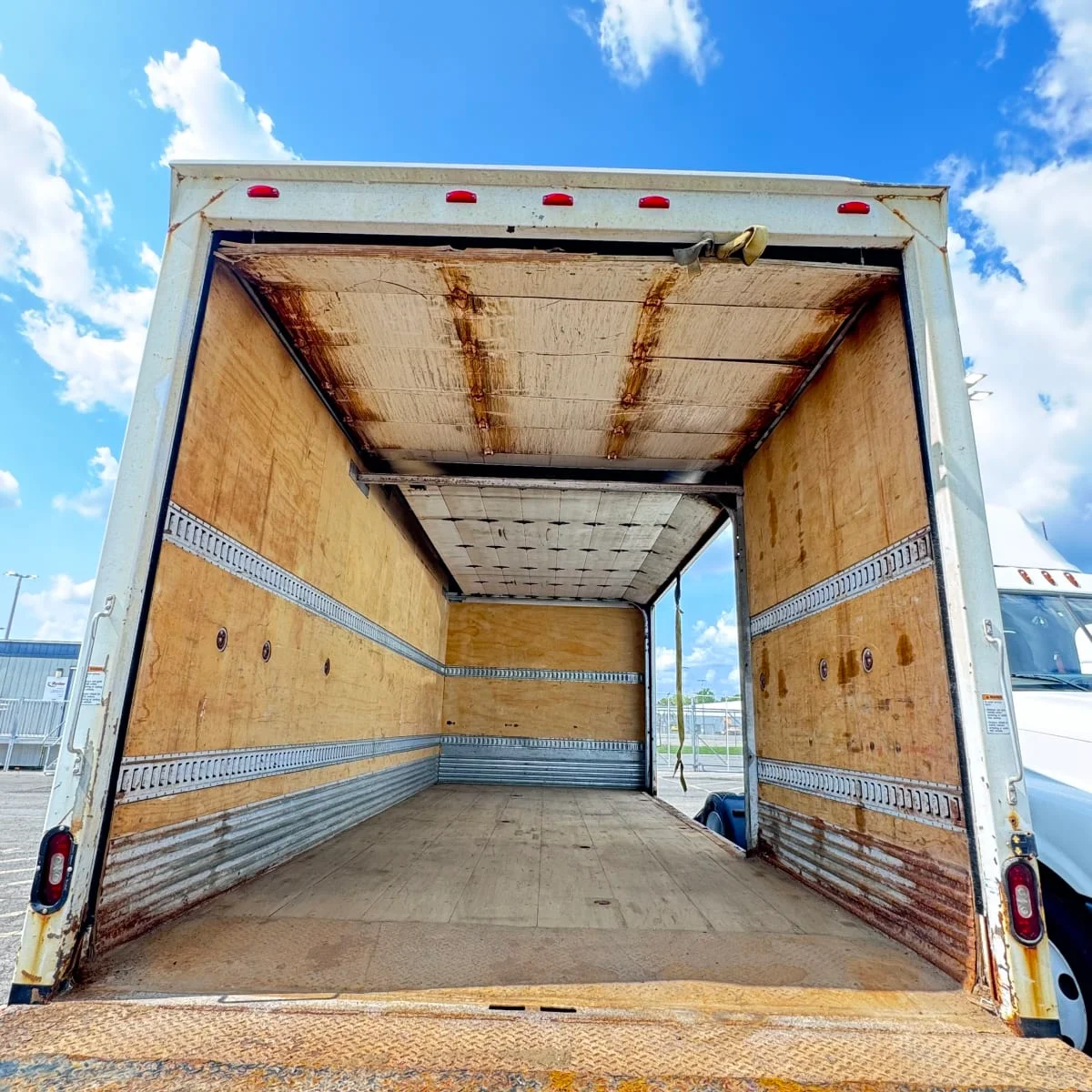 2016 Isuzu NRR - image 8