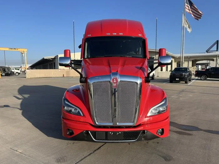 2024 Kenworth T680 in Houston, TX — photo 9