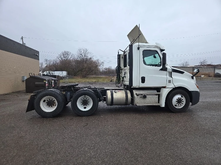 2020 Freightliner Cascadia in Lansing, MI — photo 8