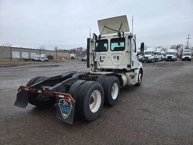 2020 Freightliner Cascadia in Lansing, MI — photo 7
