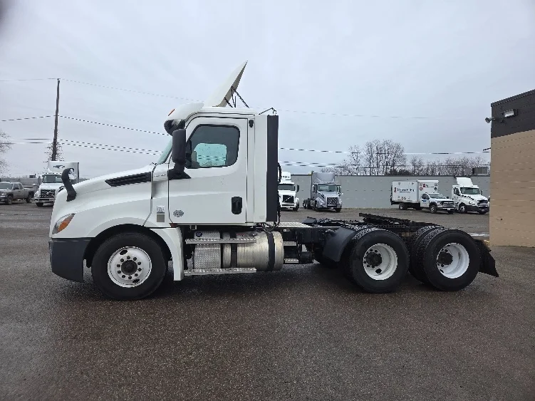 2020 Freightliner Cascadia in Lansing, MI — photo 4