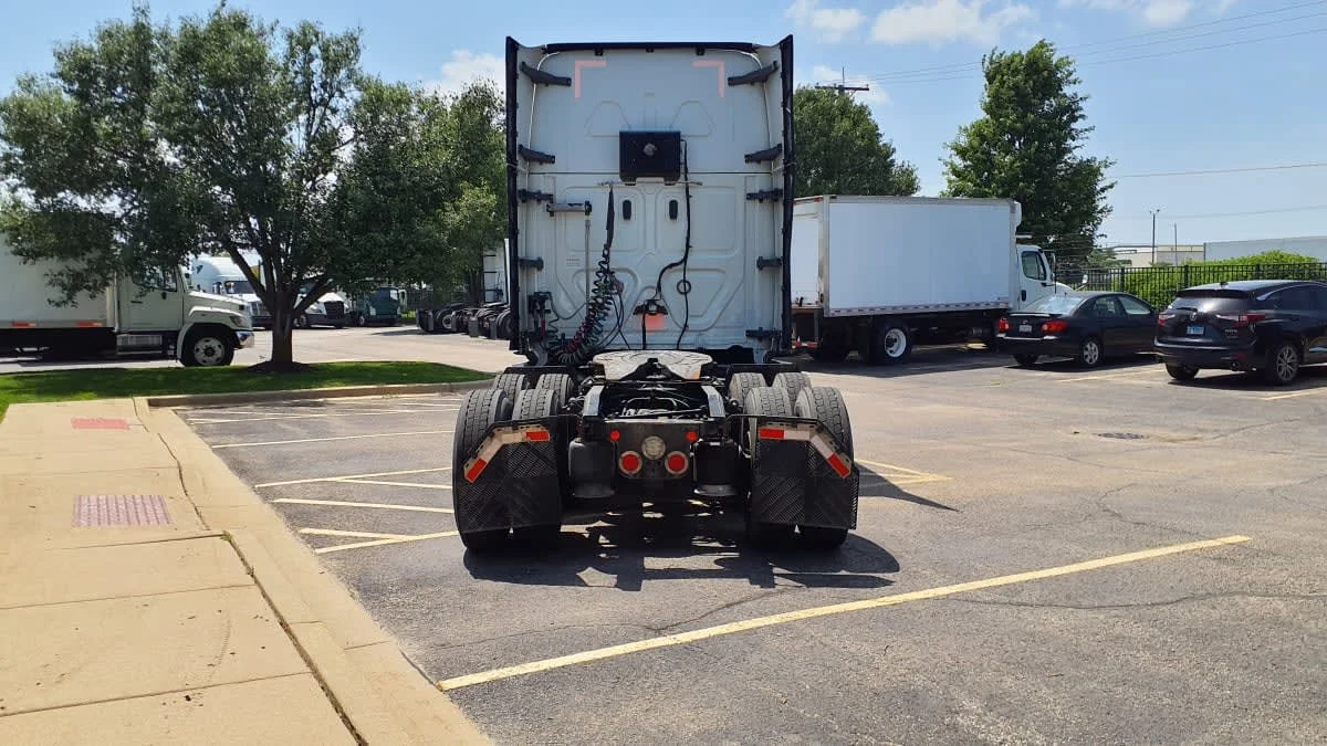2019 Freightliner Cascadia in Bolingbrook, IL — photo 5