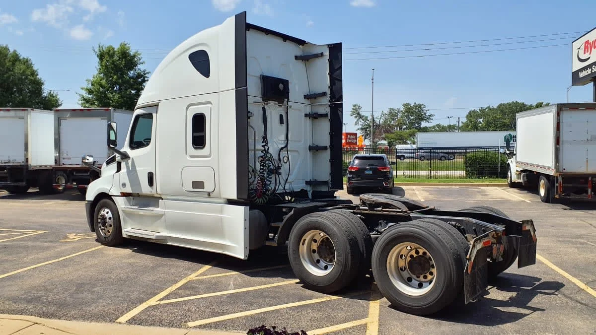 2019 Freightliner Cascadia in Bolingbrook, IL — photo 6
