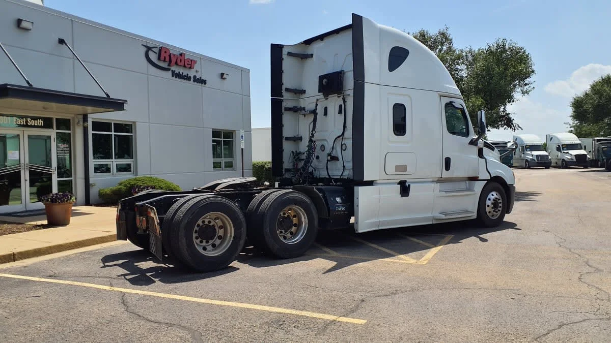2019 Freightliner Cascadia in Bolingbrook, IL — photo 4