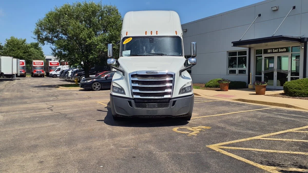 2019 Freightliner Cascadia in Bolingbrook, IL — photo 2