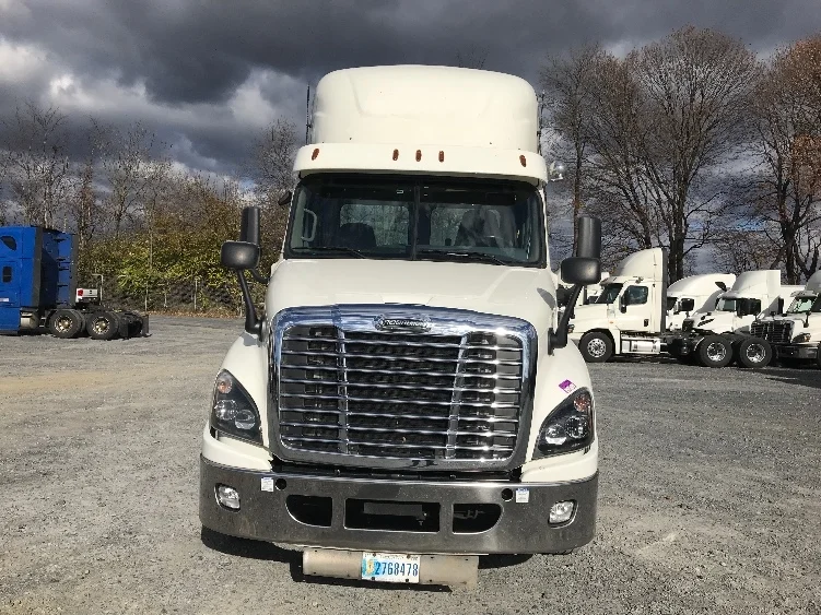 2019 Freightliner Cascadia - image 2