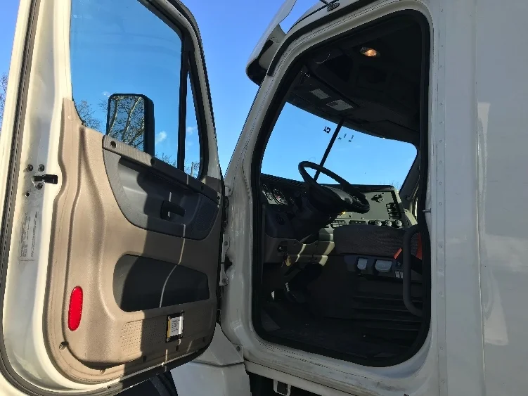 2019 Freightliner Cascadia - image 9