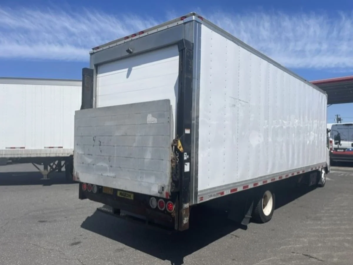 2018 Isuzu NRR in Farmingdale, NY — photo 4