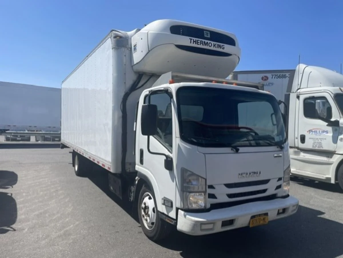 2018 Isuzu NRR in Farmingdale, NY — photo 3