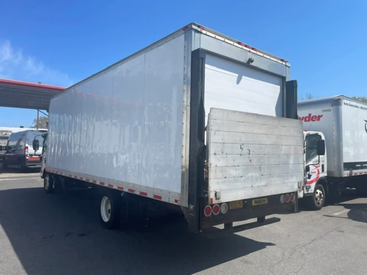 2018 Isuzu NRR in Farmingdale, NY — photo 6