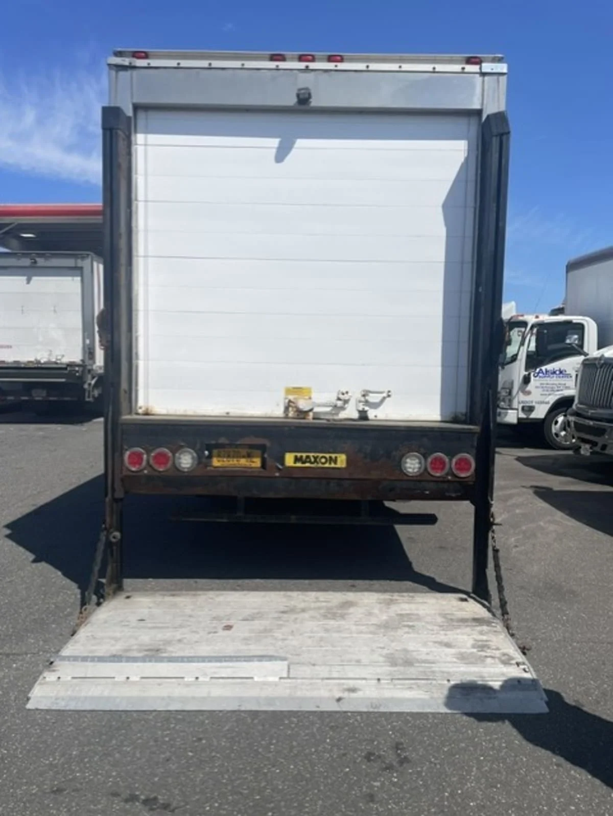 2018 Isuzu NRR in Farmingdale, NY — photo 14