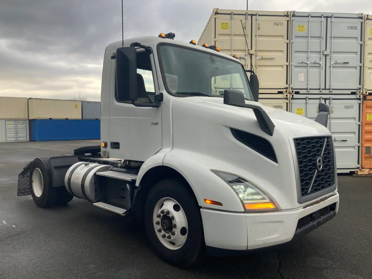2019 Volvo VNR 660 in Springfield, MA — photo 3