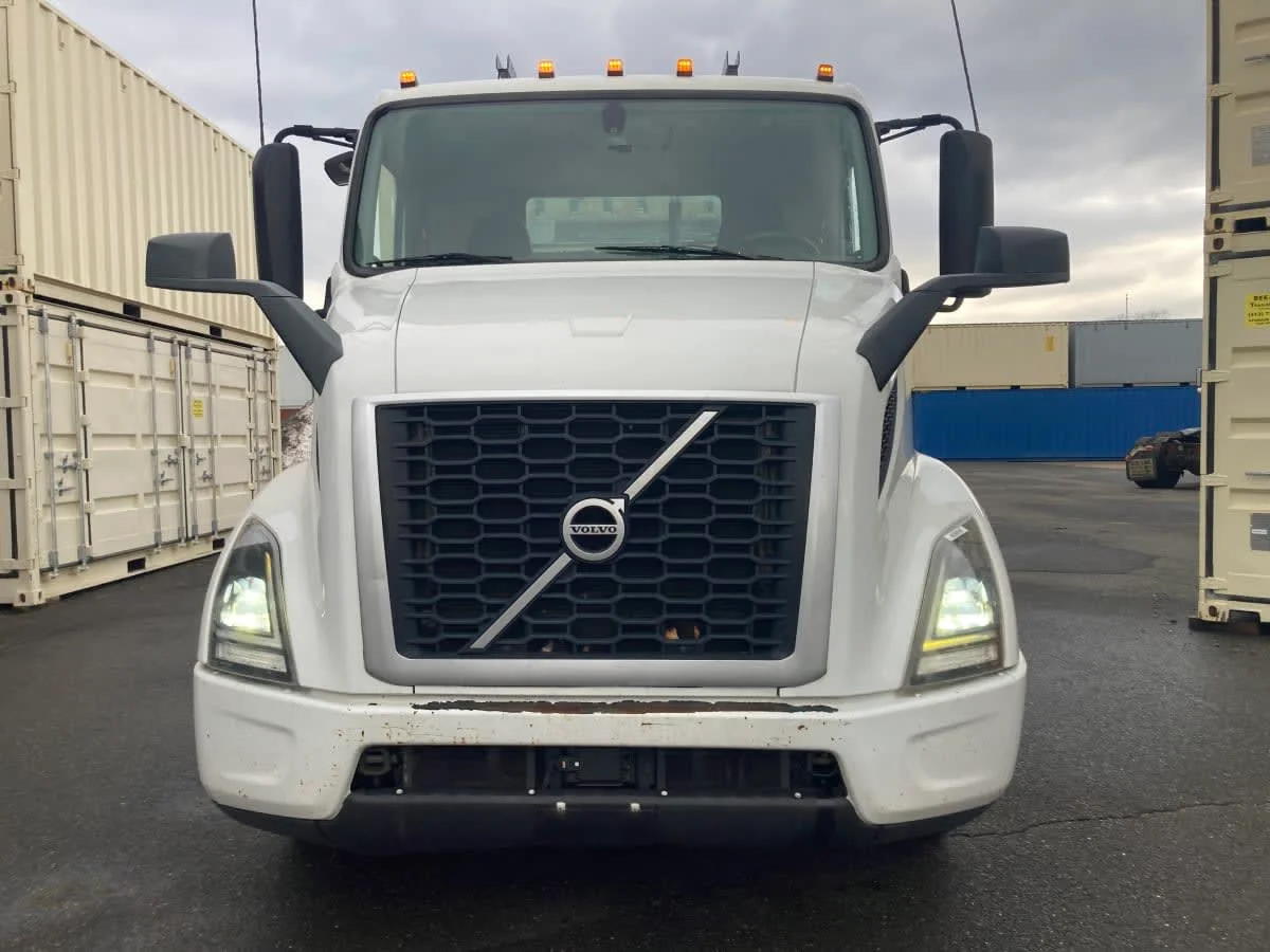 2019 Volvo VNR 660 in Springfield, MA — photo 2