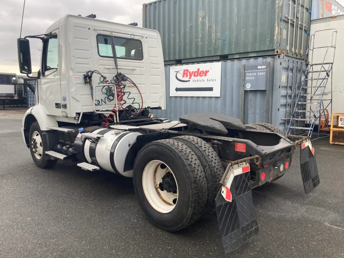 2019 Volvo VNR 660 in Springfield, MA — photo 6