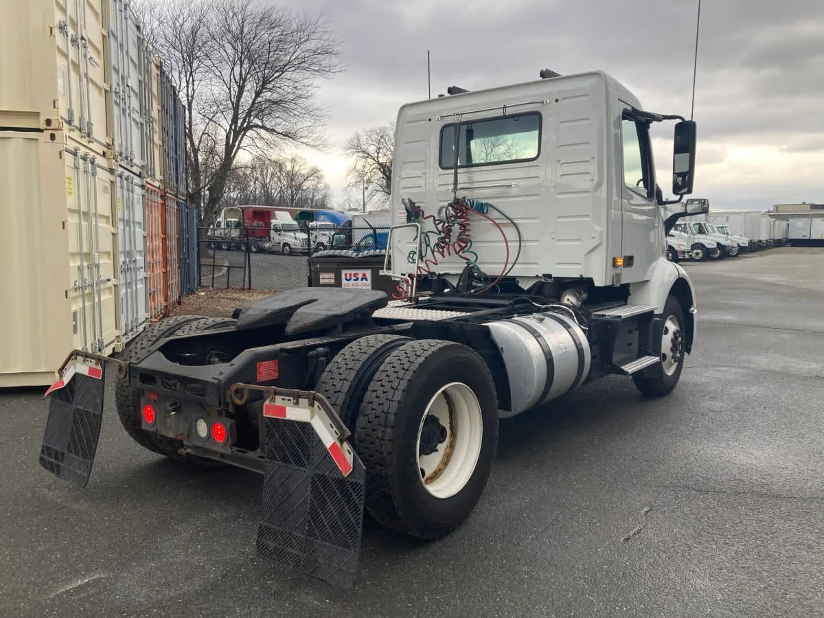 2019 Volvo VNR 660 in Springfield, MA — photo 4